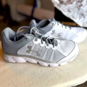New in Box Under Armour Wms 9 Gray and White Athletic Sneakers